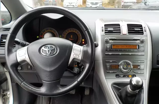 TOYOTA Auris 