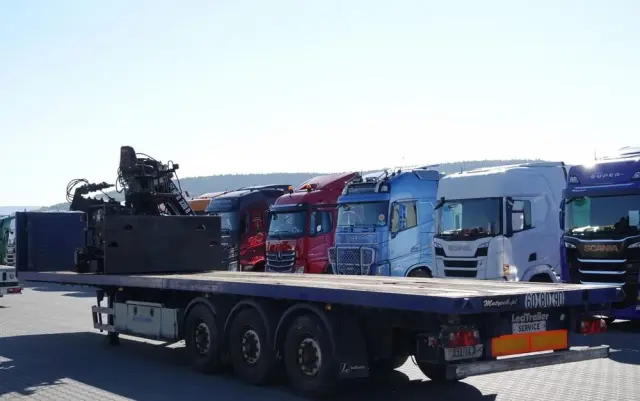 LECITRAILER NACZEPA PLATFORMA / + HDS HIAB 220 R F4- WYSÓW : 10 METRÓW 