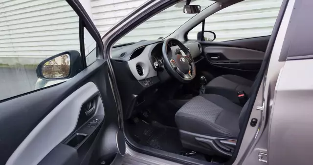 TOYOTA Yaris 