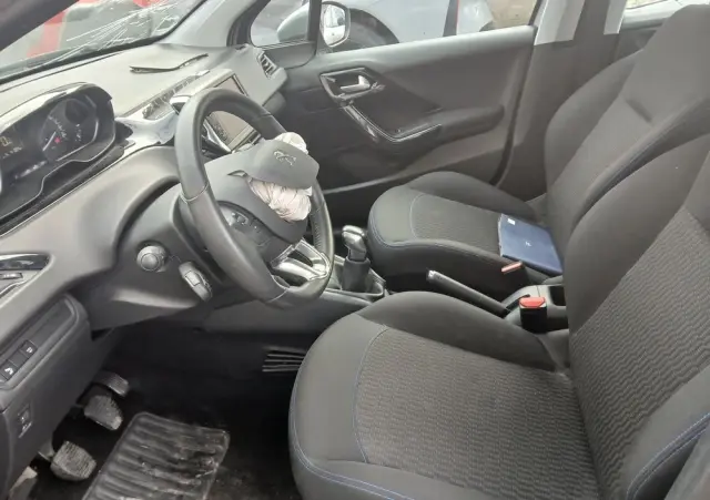 PEUGEOT 208 PureTech 82 Allure