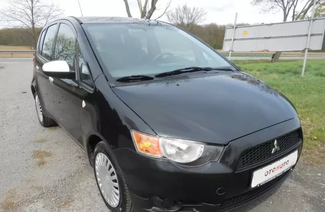 MITSUBISHI Colt 