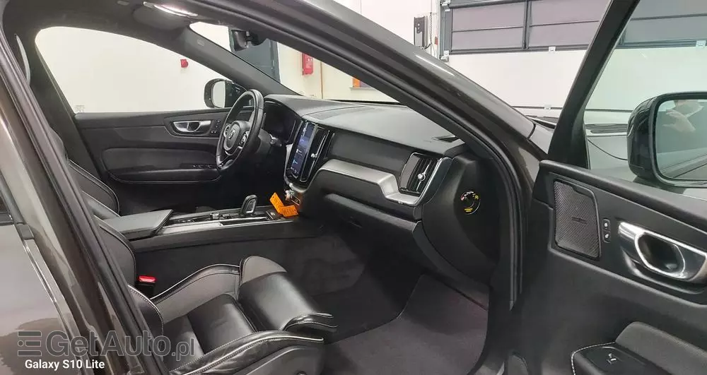 VOLVO XC 60 B4 D Plus Dark