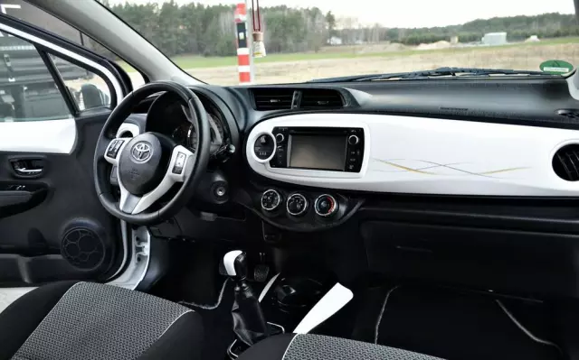 TOYOTA Yaris 
