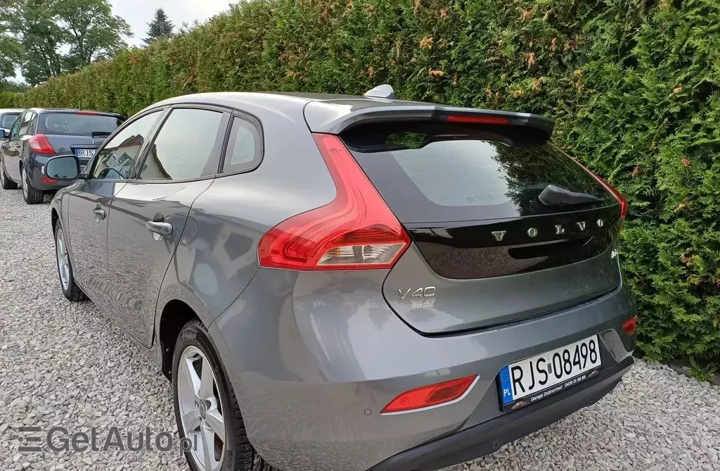 VOLVO V40 