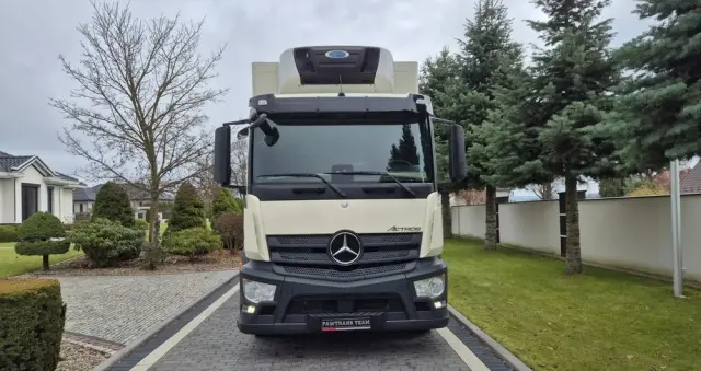MERCEDES-BENZ MERCEDES-BENZ///ACTROS///2540/// 2017///26000KG///8.15///20 EUROPALET/// CHŁODNIA///CARIER///WINDA///BAR/// OŚ SKRĘTNA///STAN BARDZO DOBRY/// 