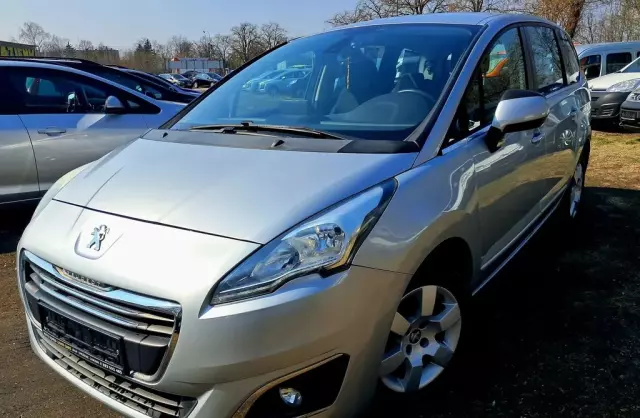 PEUGEOT 5008 