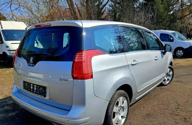 PEUGEOT 5008 