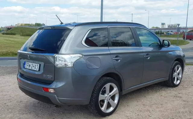 MITSUBISHI Outlander 