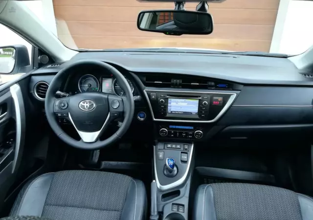 TOYOTA Auris 
