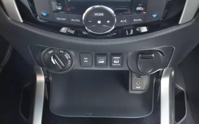 NISSAN Navara 2.5 D Platinum Long