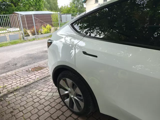 TESLA Y 