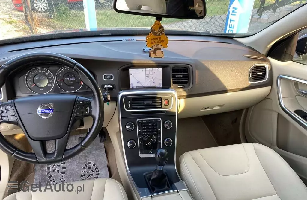 VOLVO V60 