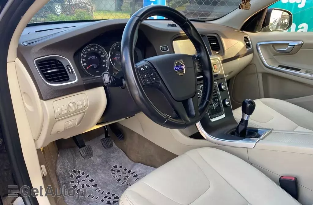 VOLVO V60 