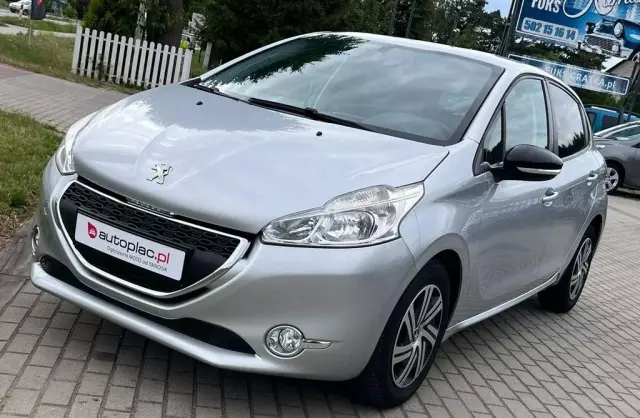 PEUGEOT 208 