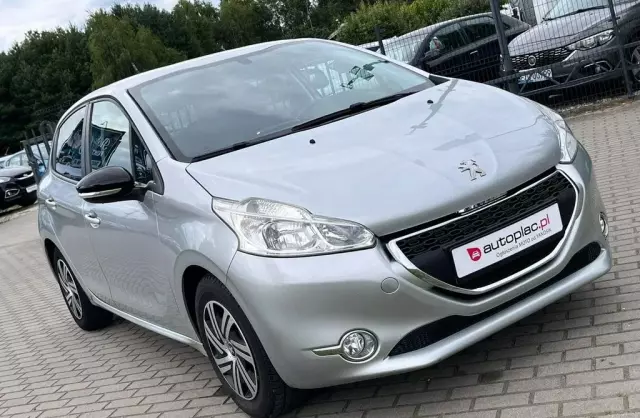PEUGEOT 208 