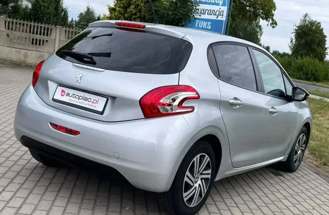 PEUGEOT 208 
