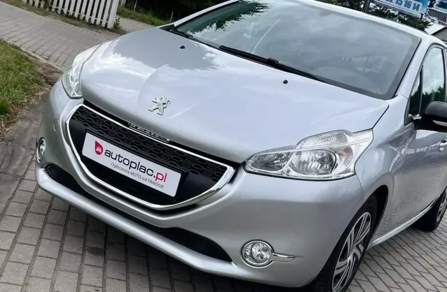 PEUGEOT 208 