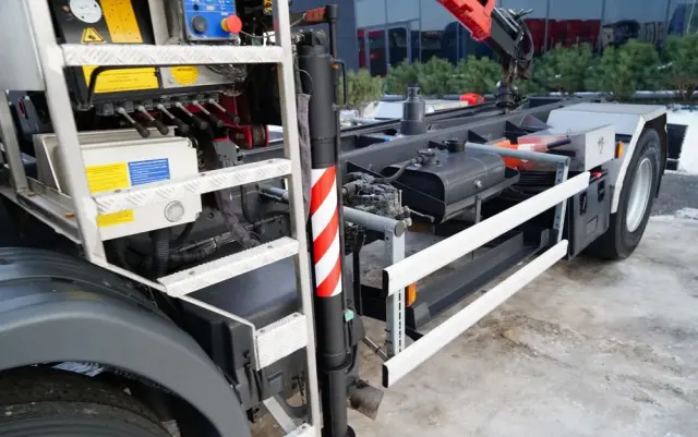 SCANIA P 250 / 4X2 / SIŁOWNIK DO WYWROTU /  + HDS HMF 635 K2 /  / MAX WYSÓW 7 M / STEROWANIE RADIOWE / ROTATOR /  EURO 6 