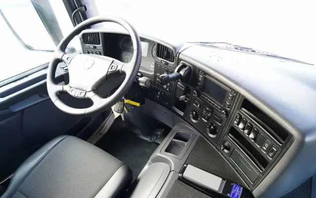 SCANIA P 250 / 4X2 / SIŁOWNIK DO WYWROTU /  + HDS HMF 635 K2 /  / MAX WYSÓW 7 M / STEROWANIE RADIOWE / ROTATOR /  EURO 6 