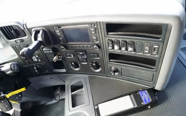 SCANIA P 250 / 4X2 / SIŁOWNIK DO WYWROTU /  + HDS HMF 635 K2 /  / MAX WYSÓW 7 M / STEROWANIE RADIOWE / ROTATOR /  EURO 6 