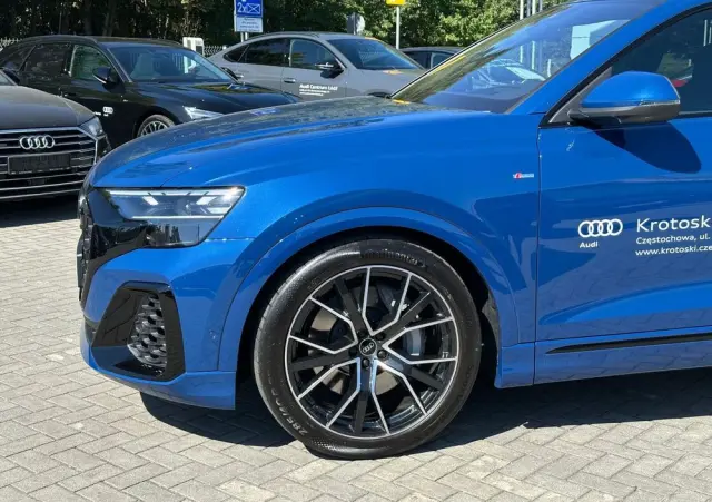 AUDI Q8 