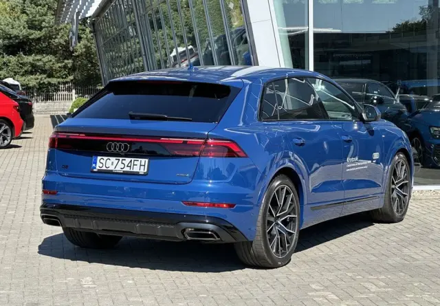AUDI Q8 