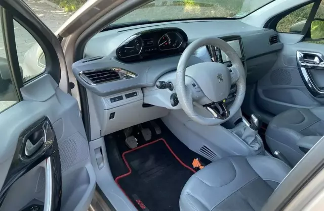 PEUGEOT 208 