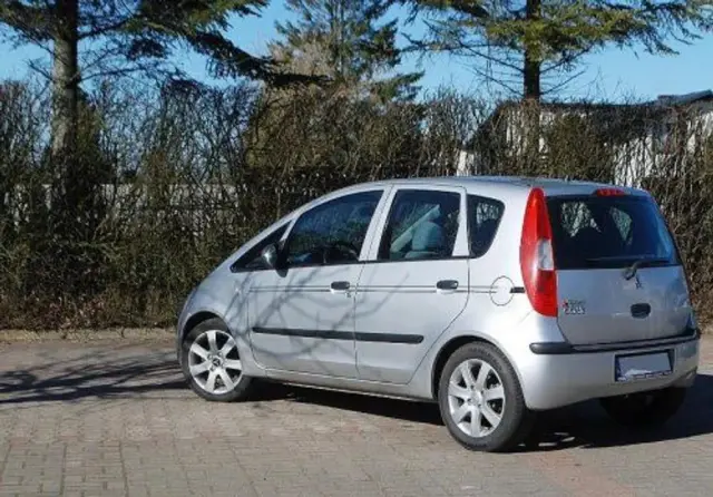 MITSUBISHI Colt 