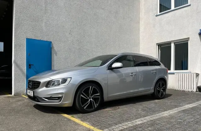 VOLVO V60 