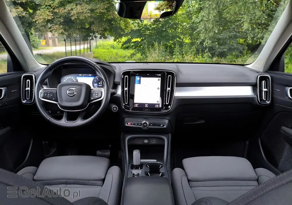 VOLVO XC 40 T3 Geartronic Momentum Pro