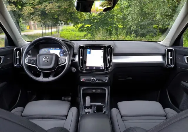 VOLVO XC 40 T3 Geartronic Momentum Pro