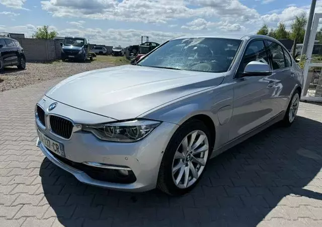 BMW Seria 3 330e Luxury Line sport