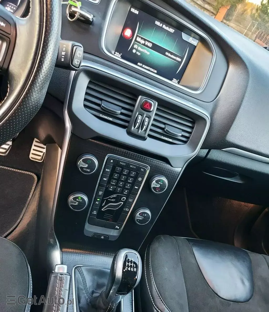 VOLVO V40 