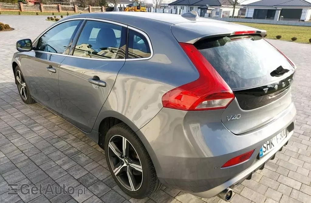 VOLVO V40 