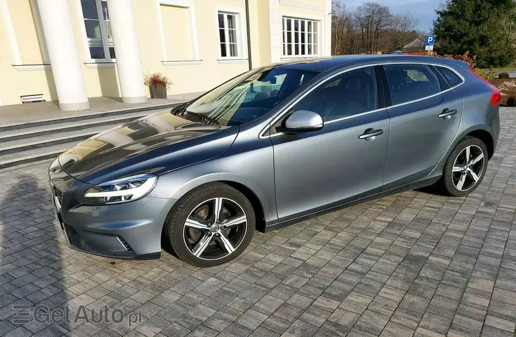 VOLVO V40 
