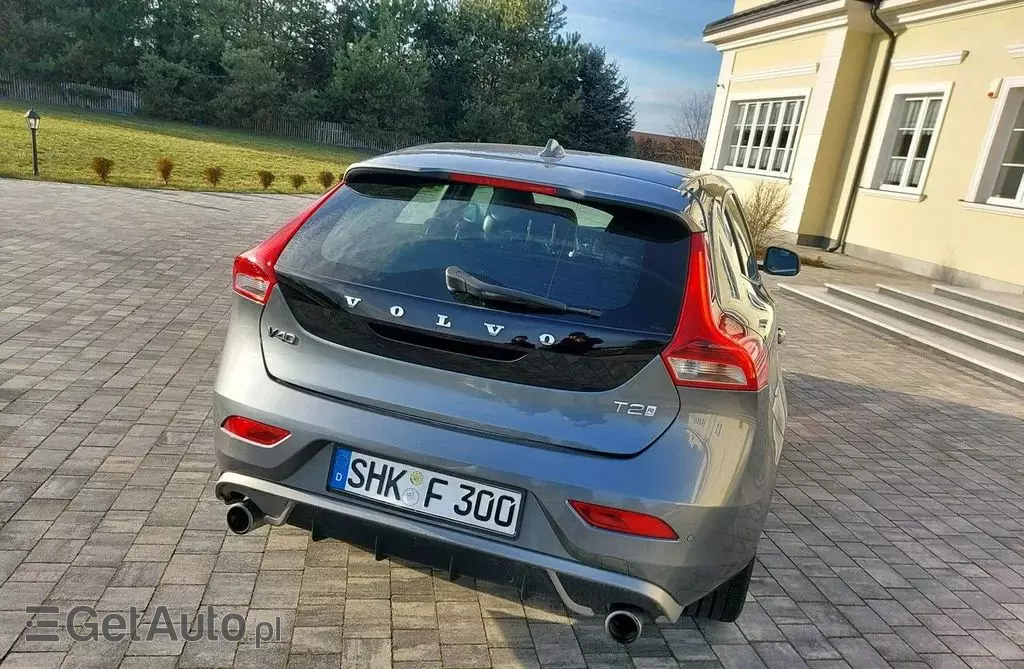 VOLVO V40 