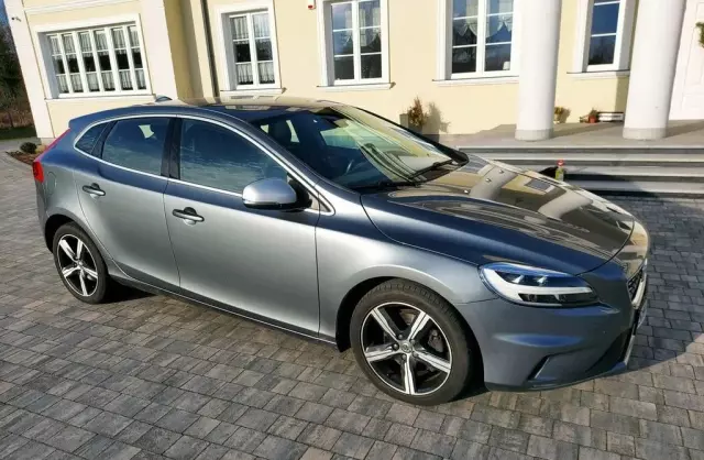 VOLVO V40 