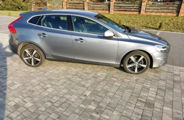 VOLVO V40 