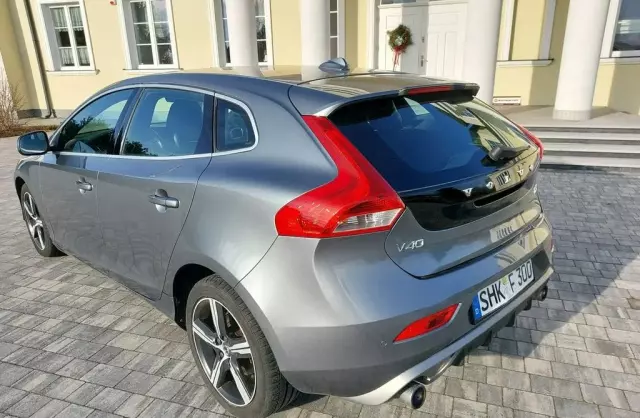 VOLVO V40 