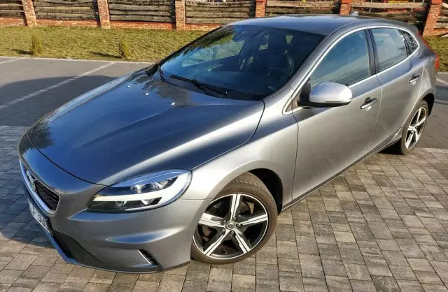 VOLVO V40 