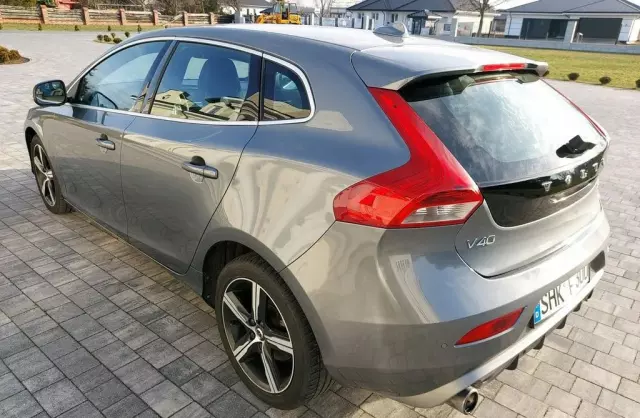 VOLVO V40 