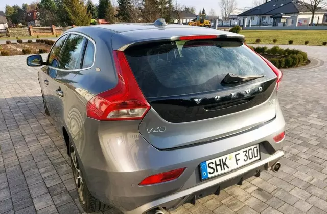 VOLVO V40 