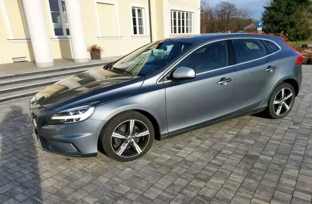VOLVO V40 