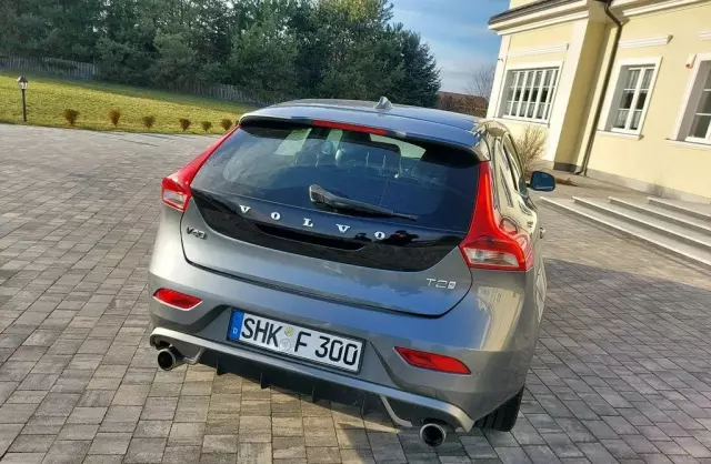 VOLVO V40 