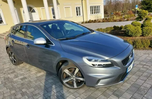 VOLVO V40 