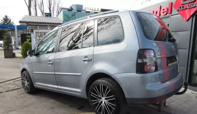 VOLKSWAGEN Touran 
