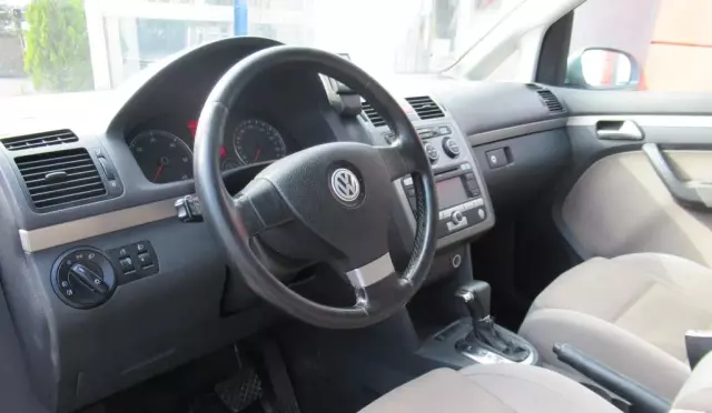 VOLKSWAGEN Touran 