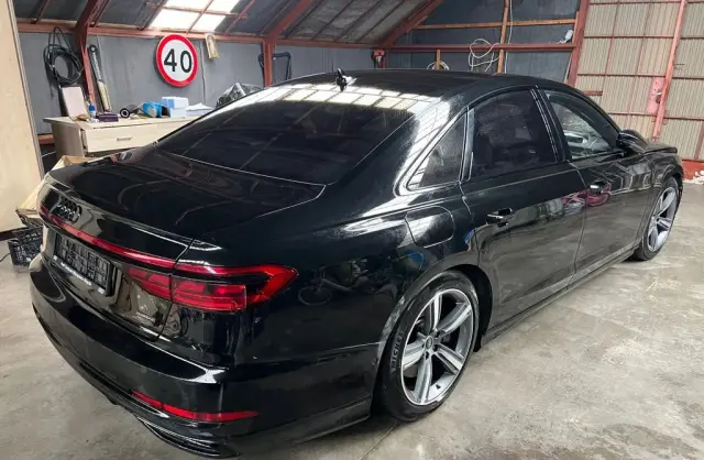 AUDI A8 