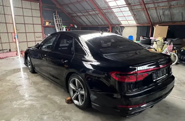 AUDI A8 