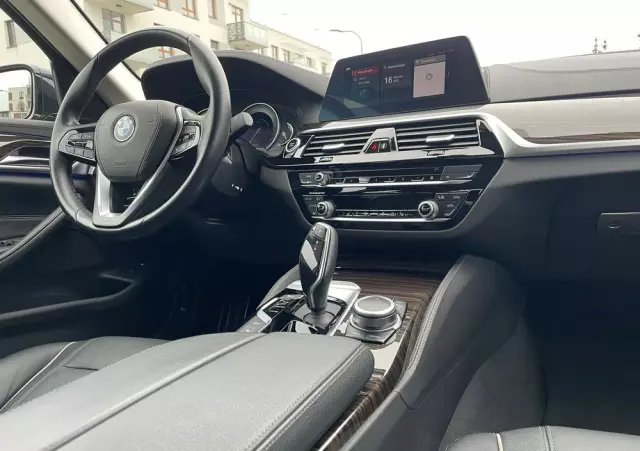 BMW Seria 5 530e iPerformance xDrive Luxury Line sport